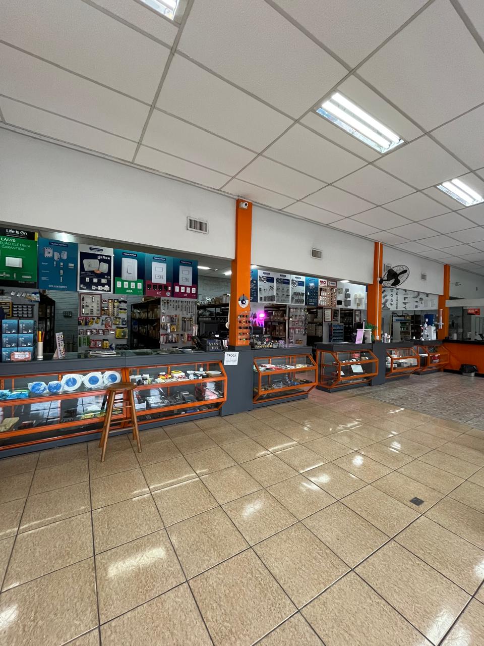 Interior da loja Mattei Materiais Elétricos em Esteio